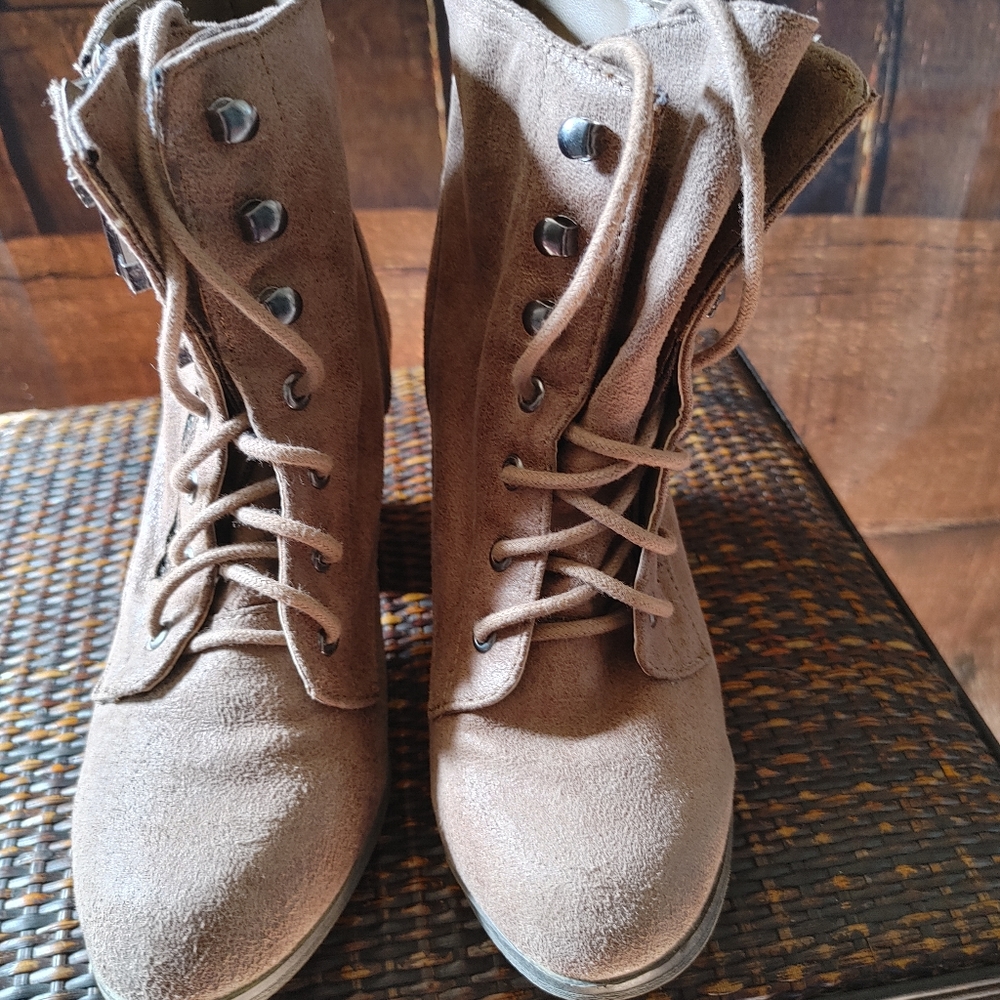 Boots - Picture 5 of 5